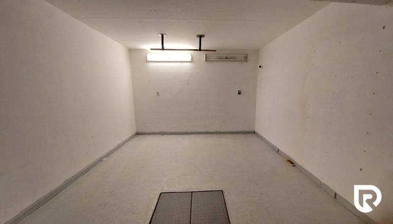 Predaj 3-izb bytu 75 m2 + garáž 18 m2, Trenčín - Pred poľom - Priestranná miestnosť s bielymi stenami a svetlým osvetlením v 3-izbovom byte.