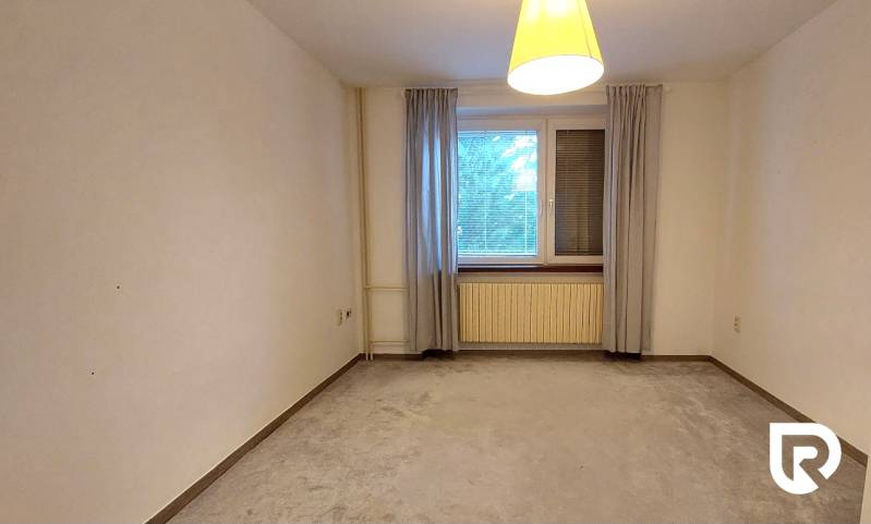 Predaj 3-izb bytu 75 m2 + garáž 18 m2, Trenčín - Pred poľom - Priestranná izba so závesmi a kobercom v 3-izbovom byte.