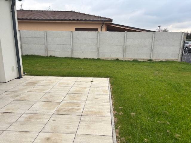 Na predaj dizajnový 4-izbový rodinný dom v Tomášove - Rodinný dom v Tomášove na Fialkovej ulici so záhradou, terasou a plotom.