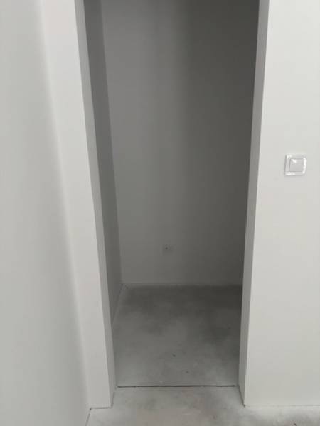 Na predaj dizajnový 4-izbový rodinný dom v Tomášove - Úzke úložné priestory s betónovou podlahou v Rodinnom dome.