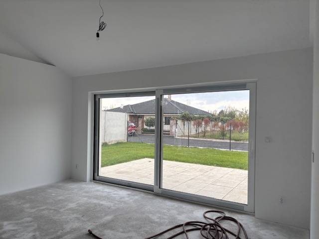 Na predaj dizajnový 4-izbový rodinný dom v Tomášove - Rodinný dom so sklenenou stenou a výhľadom na záhradu.