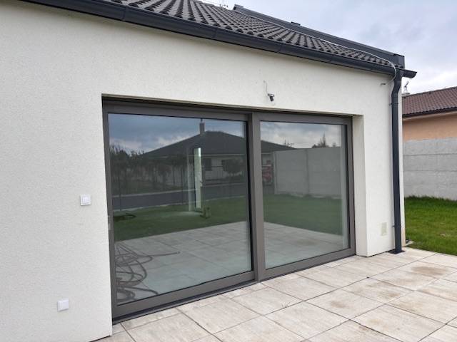 Na predaj dizajnový 4-izbový rodinný dom v Tomášove - Rodinný dom v Tomášove na Fialkovej ulici s posuvnými dverami a terasou.