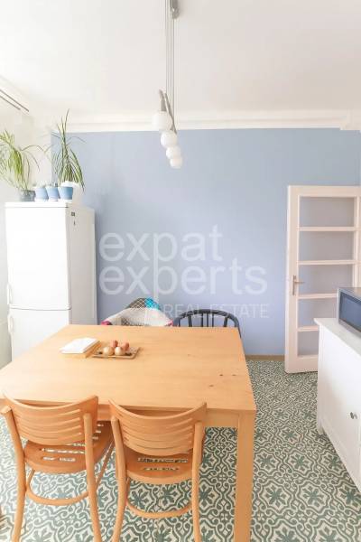 Svetlý, jedinečný 2i byt 62m2, po rekonštrukcií, s pivnicou   - Jedálenský kút v 3-izbovom byte s dreveným stolom a dizajnovou podlahou.