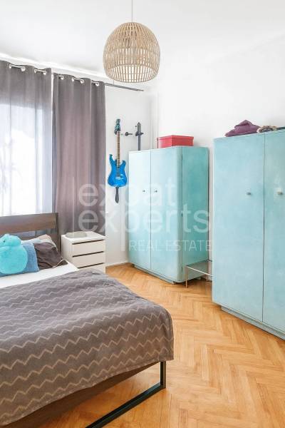 Svetlý, jedinečný 2i byt 62m2, po rekonštrukcií, s pivnicou   - Interiér 3-izbového bytu, drevený dekor podlahy, modrá gitara, útulná spálňa.