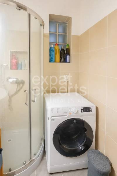 Svetlý, jedinečný 2i byt 62m2, po rekonštrukcií, s pivnicou   - Kúpeľňa 3-izbového bytu so sprchovacím kútom a práčkou, béžové obklady.