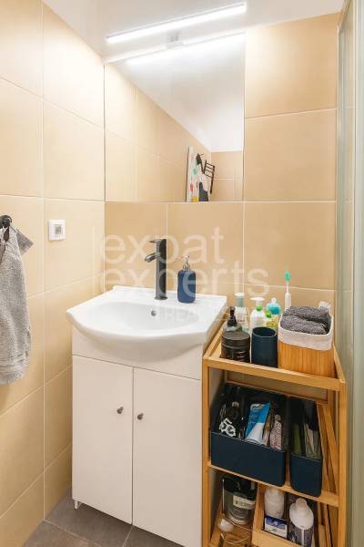 Svetlý, jedinečný 2i byt 62m2, po rekonštrukcií, s pivnicou   - Kúpeľňa s umývadlom, úložným priestorom a svetlou dlažbou v 3-izbovom byte.