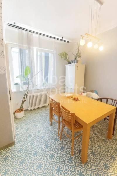 Svetlý, jedinečný 2i byt 62m2, po rekonštrukcií, s pivnicou   - Jedálenský kút v 3-izbovom byte s dreveným stolom a vzorovanou podlahou.