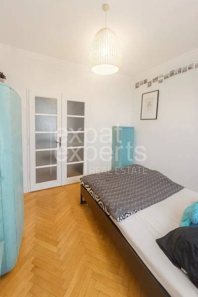 Svetlý, jedinečný 2i byt 62m2, po rekonštrukcií, s pivnicou   - Spálňa v 3-izbovom byte s podlahou s dreveným dekorom a svetlými dverami.