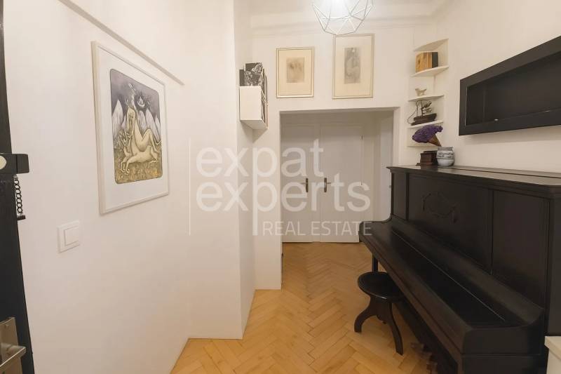 Svetlý, jedinečný 2i byt 62m2, po rekonštrukcií, s pivnicou   - Chodba s klavírom a podlahou s dreveným dekorom v 3-izbovom byte.