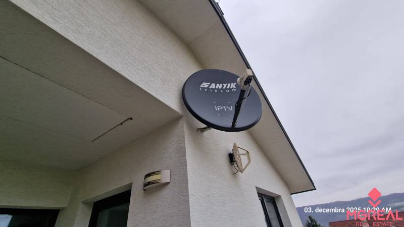 Nový rodinný dom, 7 minút od centra Košíc v tichej uličke pod lesom - Satelitná anténa na fasáde rodinného domu na Kopaninovej ulici v Sokoľu.