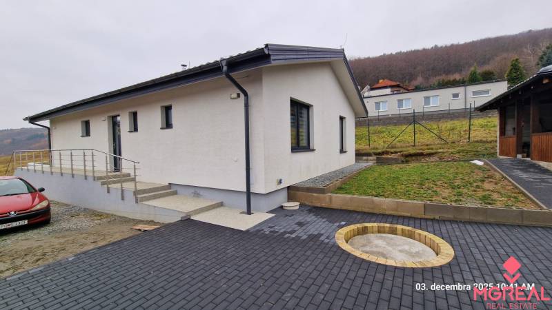 Nový rodinný dom, 7 minút od centra Košíc v tichej uličke pod lesom - Rodinný dom na Kopaninovej ulici v Sokolí, s vydláždeným dvorom a schodiskom.