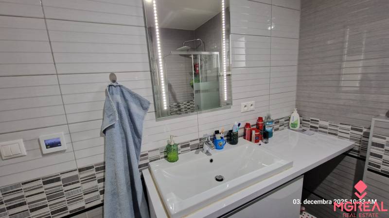 Nový rodinný dom, 7 minút od centra Košíc v tichej uličke pod lesom - Kúpeľňa v Rodinnom dome s umývadlom, zrkadlom s osvetlením a sprchovacím kútom.