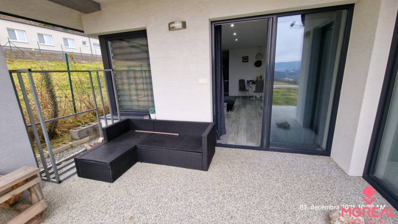 Nový rodinný dom, 7 minút od centra Košíc v tichej uličke pod lesom - Terasa rodinného domu na Kopaninovej ulici v Sokoli so záhradným nábytkom a výhľadom.