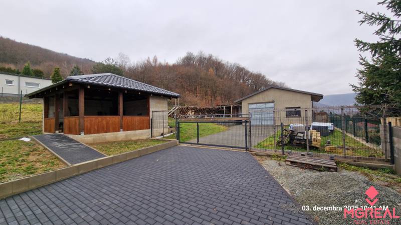 Nový rodinný dom, 7 minút od centra Košíc v tichej uličke pod lesom - Exteriér rodinného domu na Kopaninovej ulici v Sokoli s altánkom a bránou.