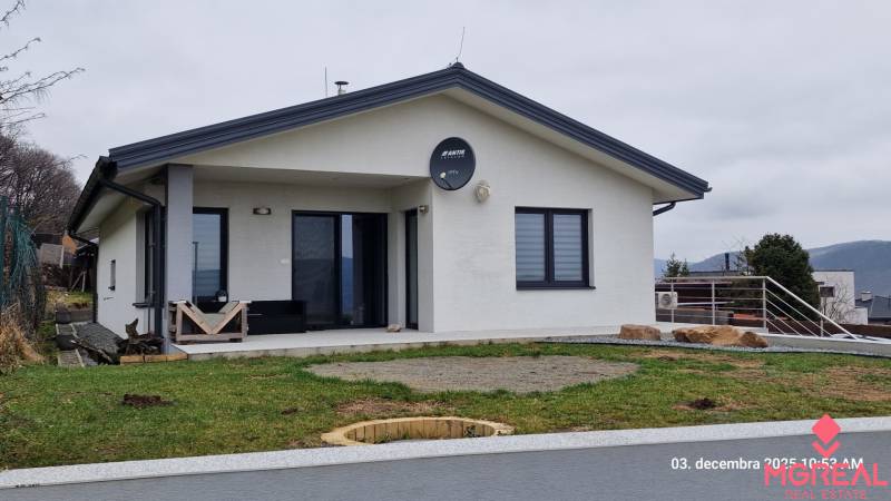 Nový rodinný dom, 7 minút od centra Košíc v tichej uličke pod lesom - Rodinný dom na Kopaninovej ulici v Sokolí s predzáhradkou a terasou.