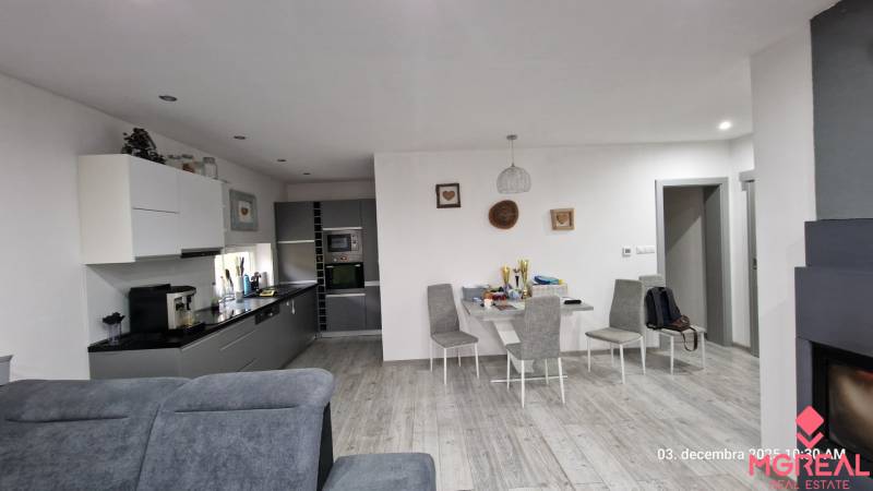 Nový rodinný dom, 7 minút od centra Košíc v tichej uličke pod lesom - Interiér rodinného domu s kuchyňou, jedálenským stolom a podlahou s dreveným dekorom.