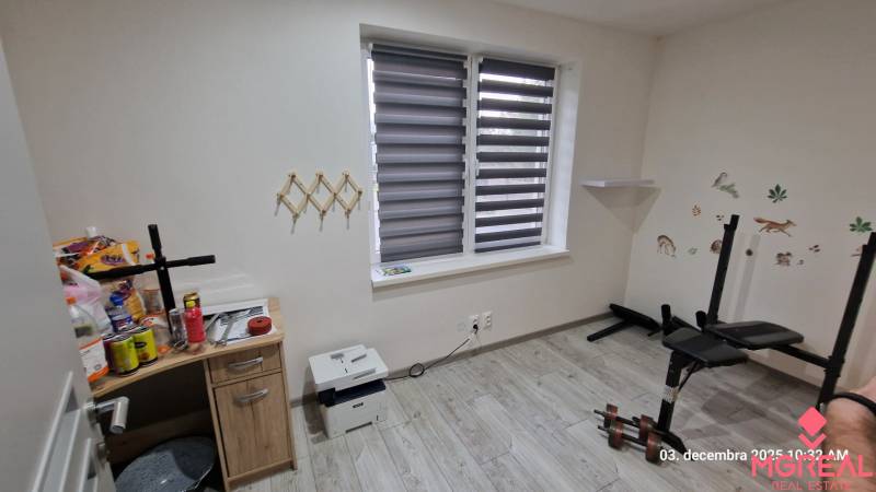 Nový rodinný dom, 7 minút od centra Košíc v tichej uličke pod lesom - Izba v rodinnom dome s podlahou s dreveným dekorom, posilňovacou lavicou a stolíkom.