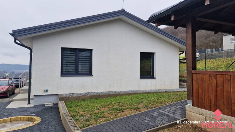 Nový rodinný dom, 7 minút od centra Košíc v tichej uličke pod lesom - Rodinný dom na Kopaninovej ulici v Sokoľi s parkovaním a záhradou.