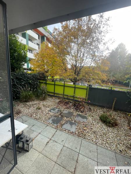 Na prenájom 2-izbový byt so záhradkou v Trnave – Arboria - V Trnave, exteriér 2-izbového bytu s terasou, záhradkou a modernou architektúrou.