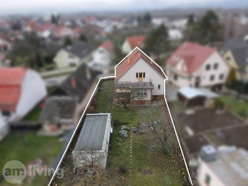 RODINNÝ DOM s garážou na PREDAJ - Dubnica nad Váhom - až 758m²  - Rodinný dom na Nerudovej ulici v Dubnici nad Váhom, záhrada, spevnená cesta a okolité domy.