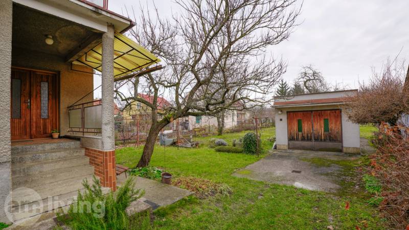 RODINNÝ DOM s garážou na PREDAJ - Dubnica nad Váhom - až 758m²  - Pred Rodinným domom na Nerudovej ulici v Dubnici nad Váhom je záhrada so stromom.