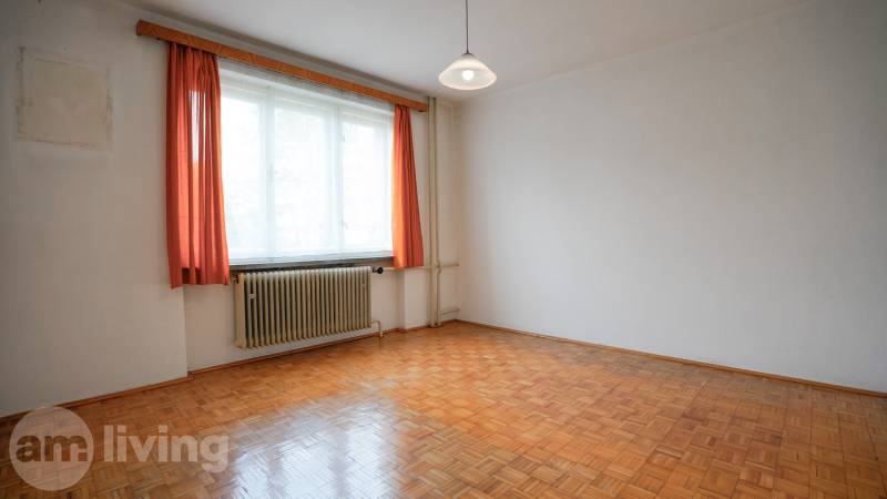 RODINNÝ DOM s garážou na PREDAJ - Dubnica nad Váhom - až 758m²  - Izba s podlahou s dreveným dekorom, bielymi stenami a oranžovými závesmi v rodinnom dome.