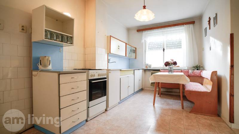 RODINNÝ DOM s garážou na PREDAJ - Dubnica nad Váhom - až 758m²  - Kuchyňa v rodinnom dome s klasickou výbavou, rohovo umiestneným sedením a oknom.