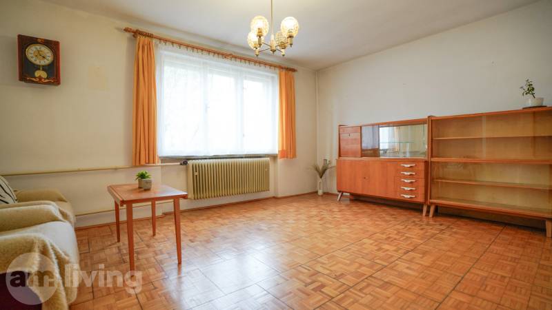 RODINNÝ DOM s garážou na PREDAJ - Dubnica nad Váhom - až 758m²  - Obývacia izba v rodinnom dome s nábytkom a podlahou s dreveným dekorom.