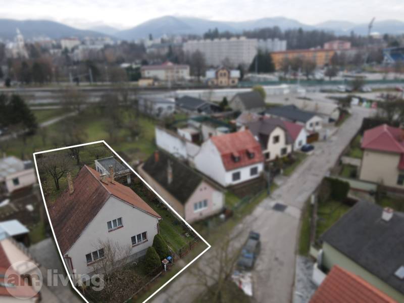 RODINNÝ DOM s garážou na PREDAJ - Dubnica nad Váhom - až 758m²  - Rodinný dom na Nerudovej ulici v Dubnici nad Váhom s pohľadom na okolitú zástavbu.