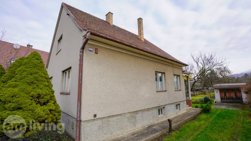 RODINNÝ DOM s garážou na PREDAJ - Dubnica nad Váhom - až 758m²  - Rodinný dom na Nerudovej ulici v Dubnici nad Váhom, obklopený zeleňou a stromami.