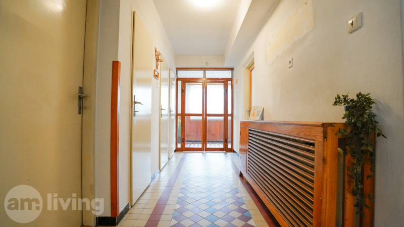 RODINNÝ DOM s garážou na PREDAJ - Dubnica nad Váhom - až 758m²  - Chodba v rodinnom dome s dlažbou a dreveným radiátorovým krytom.