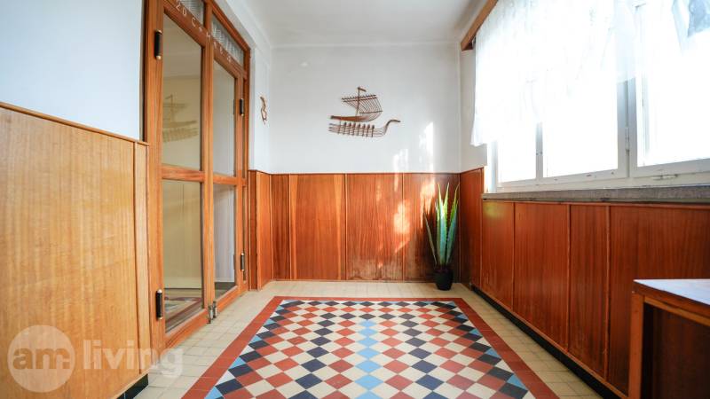 RODINNÝ DOM s garážou na PREDAJ - Dubnica nad Váhom - až 758m²  - Interiér rodinného domu s dreveným dekorom a farebnou dlažbou, ozdobené rastlinou.