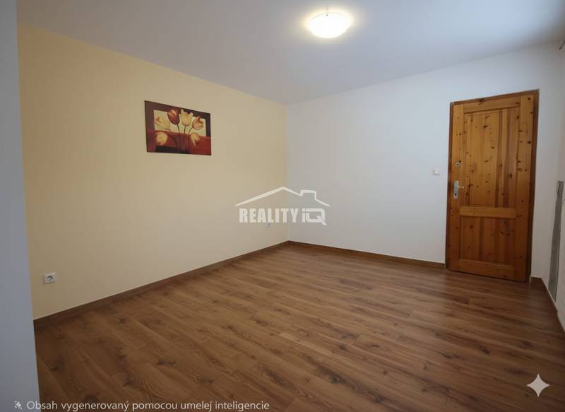 Na predaj priestranný 4-izbový byt 87 m2, Považská Bystrica - Izba s podlahou s dreveným dekorom, obrazom na stene a drevenými dverami.
