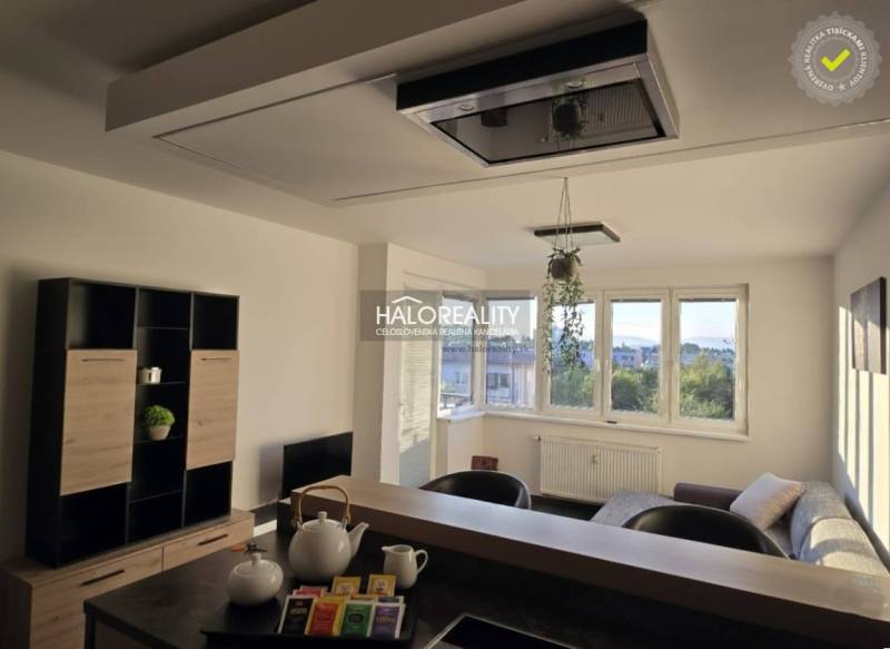 Predaj, dvojizbový byt Trnava, Arbória, garážové stá... - Obývacia izba v 2-izbovom byte so svetlými stenami a oknami, zariadená nábytkom.