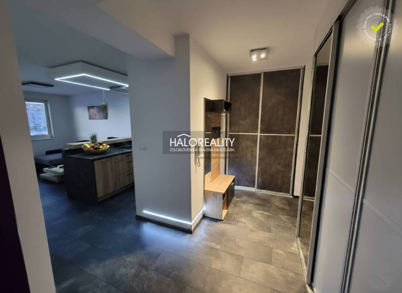 Predaj, dvojizbový byt Trnava, Arbória, garážové stá... - V 2-izbovom byte sú šatníkové skrine, jedálenský stôl a kuchynská linka.