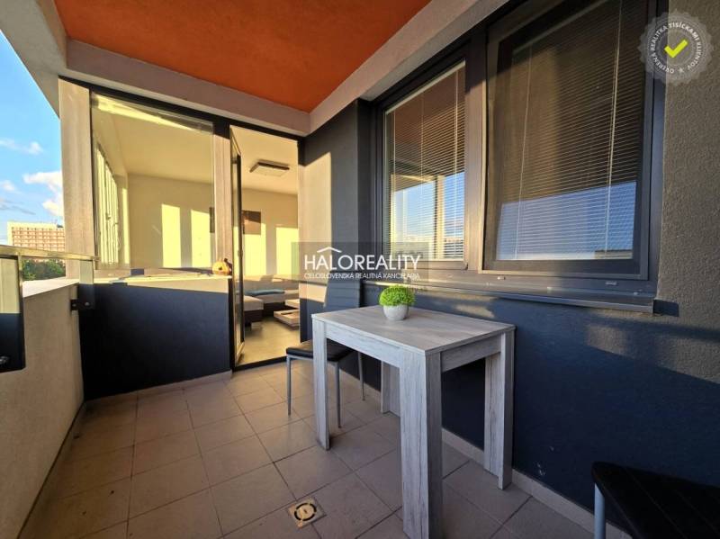 Predaj, dvojizbový byt Trnava, Arbória, garážové stá... - Balkón 2-izbového bytu v Trnave s výhľadom a stolom na terase.