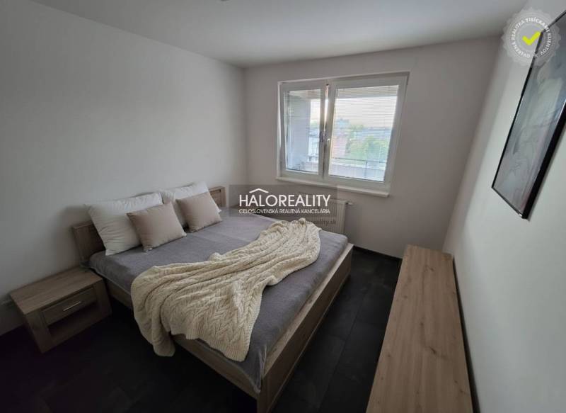 Predaj, dvojizbový byt Trnava, Arbória, garážové stá... - Spálňa v 2-izbovom byte s posteľou, nočnými stolíkmi a dekorom na stene.