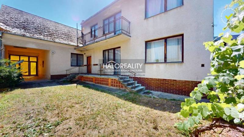 Predaj, rodinný dom Malacky, Martina Benku - EXKLUZÍ... - Rodinný dom v Malackách s balkónom, schodmi a záhradou, k nemu prislúcha prístrešok.