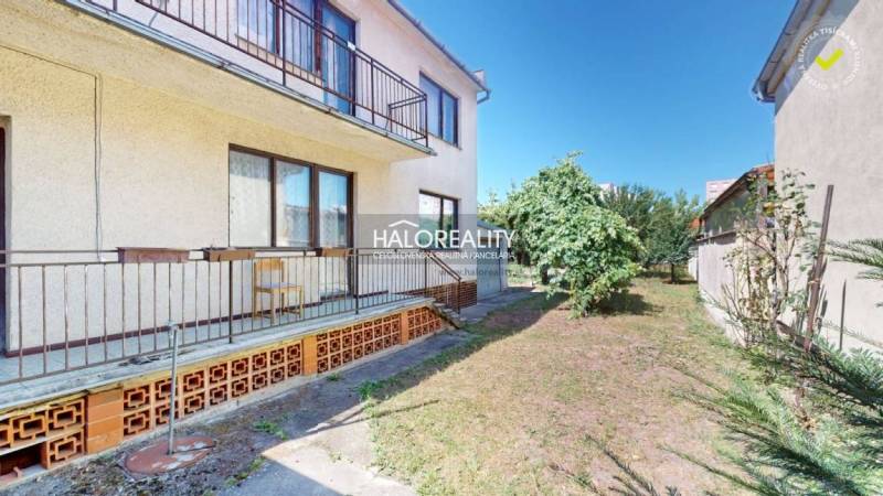 Predaj, rodinný dom Malacky, Martina Benku - EXKLUZÍ... - Rodinný dom v Malackách s priestrannou záhradou, terasou a zelenou predzáhradkou.