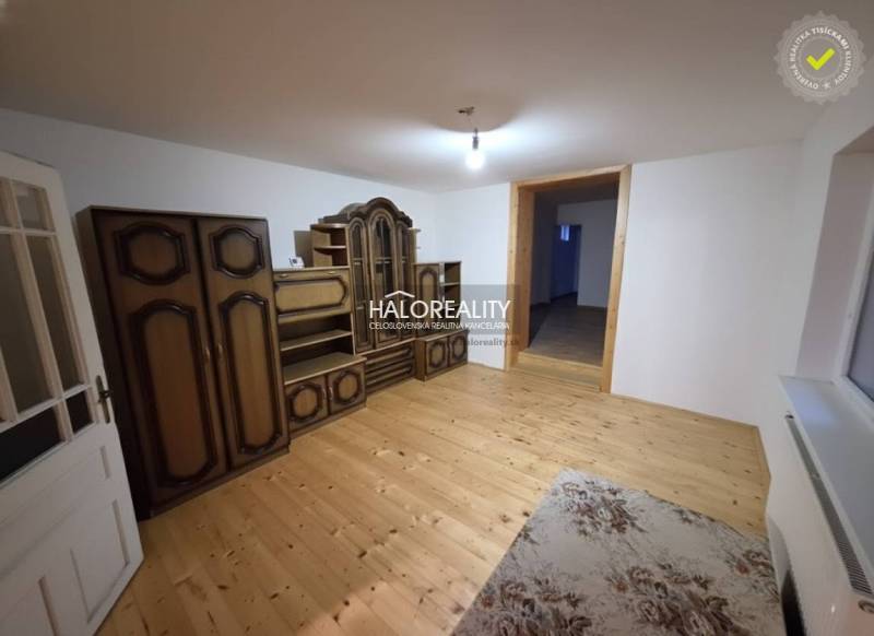 Predaj, rodinný dom Zeleneč - Izba s podlahou s dreveným dekorom, starožitný nábytok, rodinný dom.