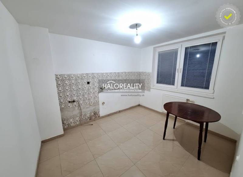 Predaj, rodinný dom Zeleneč - Izba v rodinnom dome s bielymi stenami, oknom a kachličkami.