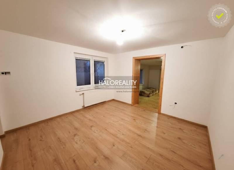 Predaj, rodinný dom Zeleneč - Izba v rodinnom dome s podlahou s dreveným dekorom a bielymi stenami.