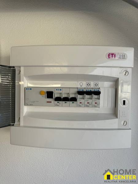 PREDAJ zrekonštruovaná garáž na ulici Slnečná - KOMÁRNO - Elektrický rozvádzač v garáži s ističmi a vypínačom.