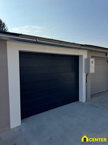 PREDAJ zrekonštruovaná garáž na ulici Slnečná - KOMÁRNO - Brána modernej garáže na Slnečnej ulici v Komárne, vybavená elektrickým ovládaním.