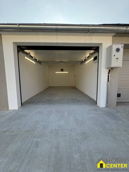 PREDAJ zrekonštruovaná garáž na ulici Slnečná - KOMÁRNO - Priestranná, čistá garáž na Slnečnej ulici v Komárne, vhodná na parkovanie auta.