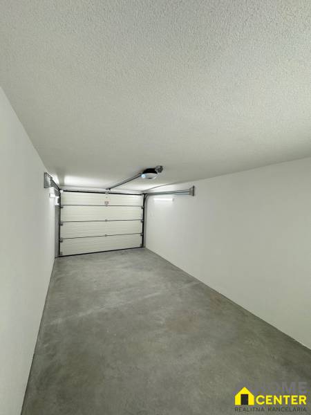 PREDAJ zrekonštruovaná garáž na ulici Slnečná - KOMÁRNO - Garáže s bielymi stenami a betónovou podlahou na Slnečnej ulici v Komárne.