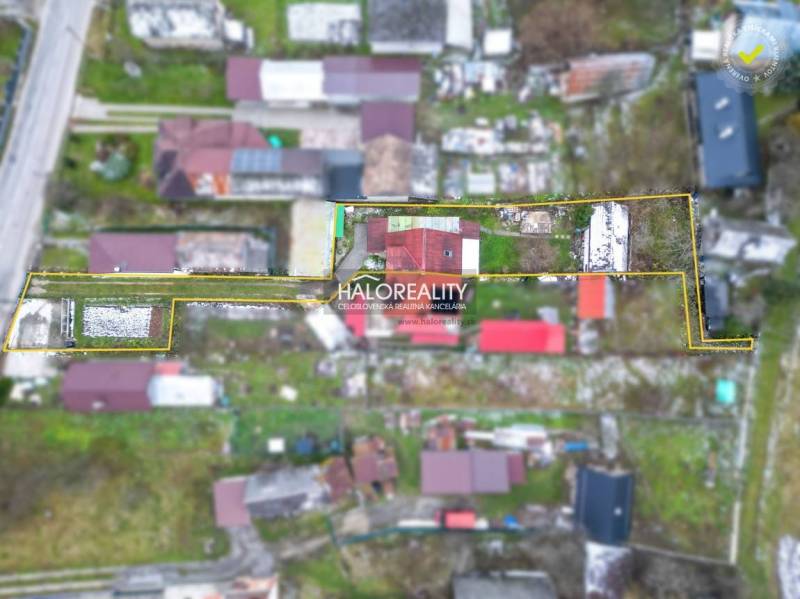 Predaj, rodinný dom Brvnište - EXKLUZÍVNE HALO REALITY - Letecký pohľad na rodinný dom v Brvništi s veľkou oplotenou záhradou.