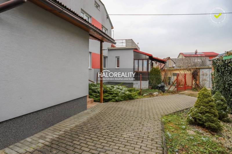 Predaj, rodinný dom Brvnište - EXKLUZÍVNE HALO REALITY - Dlaždený chodník a zeleň pri rodinnom dome v Brvništi.