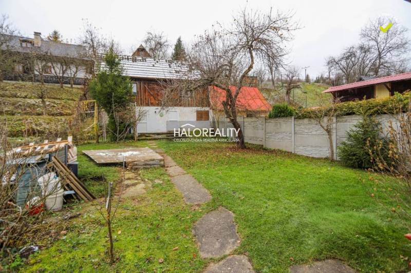 Predaj, rodinný dom Brvnište - EXKLUZÍVNE HALO REALITY - Záhrada pri rodinnom dome v Brvništi s trávnikom, stromom a drevenou kôlňou.