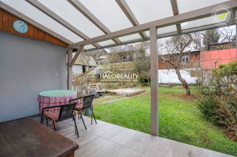 Predaj, rodinný dom Brvnište - EXKLUZÍVNE HALO REALITY - Terasa rodinného domu v Brvništi s výhľadom do záhrady a sedením.